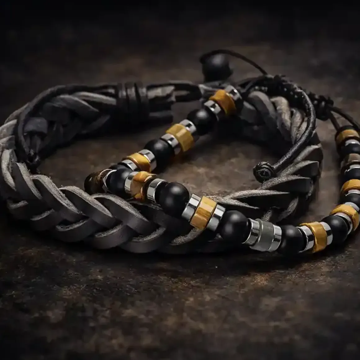 Armbåndsæt / Læderarmbånd & Perlearmbånd i maskulint design