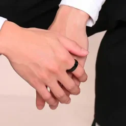 Blackcoatet herrering i ædelstål.