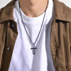Blackcoatet kors smykke i rustfri stål
