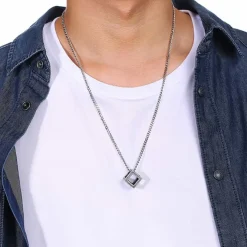 Block halssmykke i oxyderet stål.