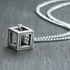 Block halssmykke i oxyderet stål.