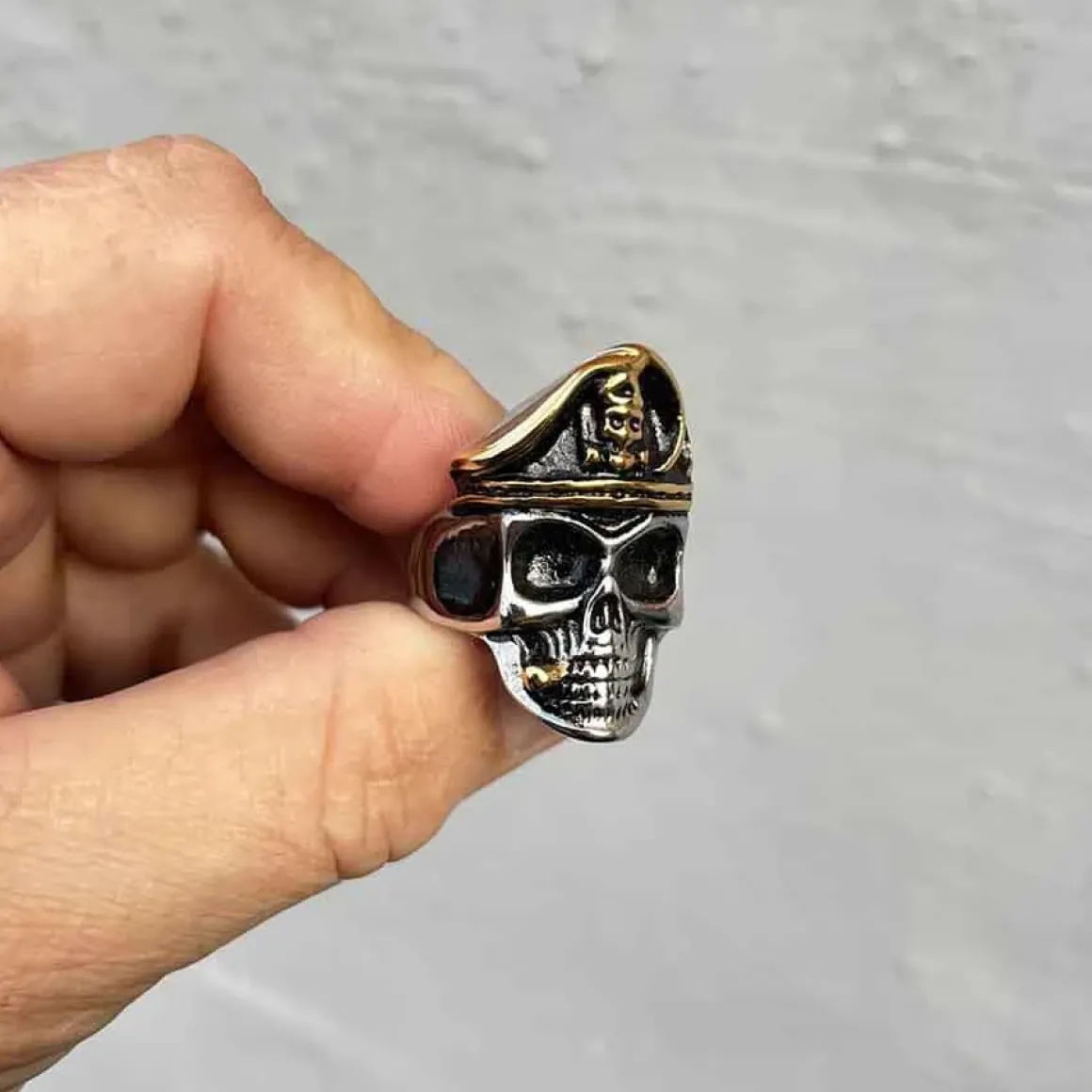 Captain Skull - herrering i stål.