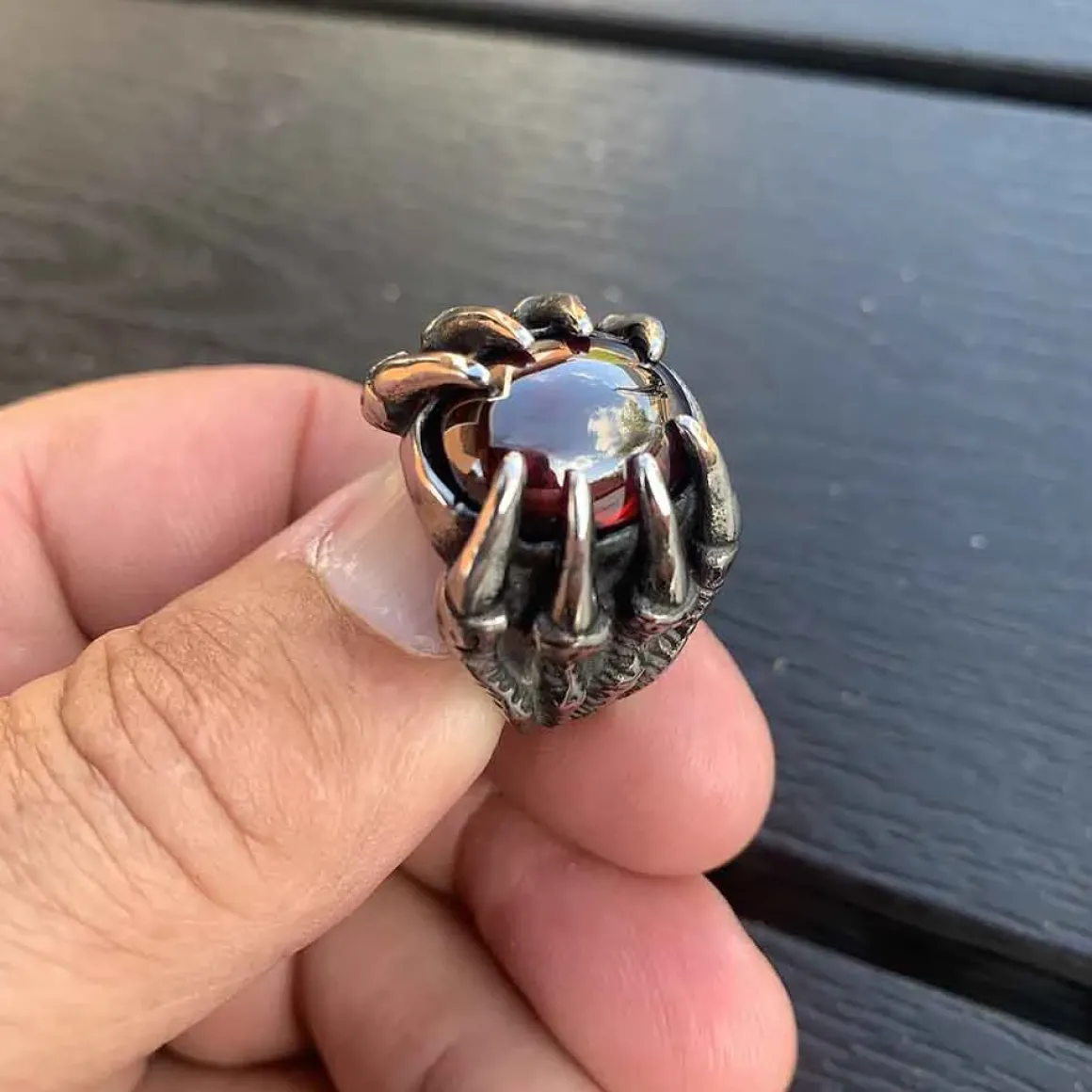 Crimson Claw Ring – Herre ring med blodrød sten
