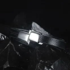 Cross fiberlæder armbånd.