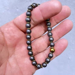 Endric perlearmbånd med grå og golden