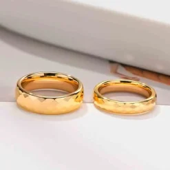 Erato forlovelse / Vielsesring i forgyldt tungsten facet.