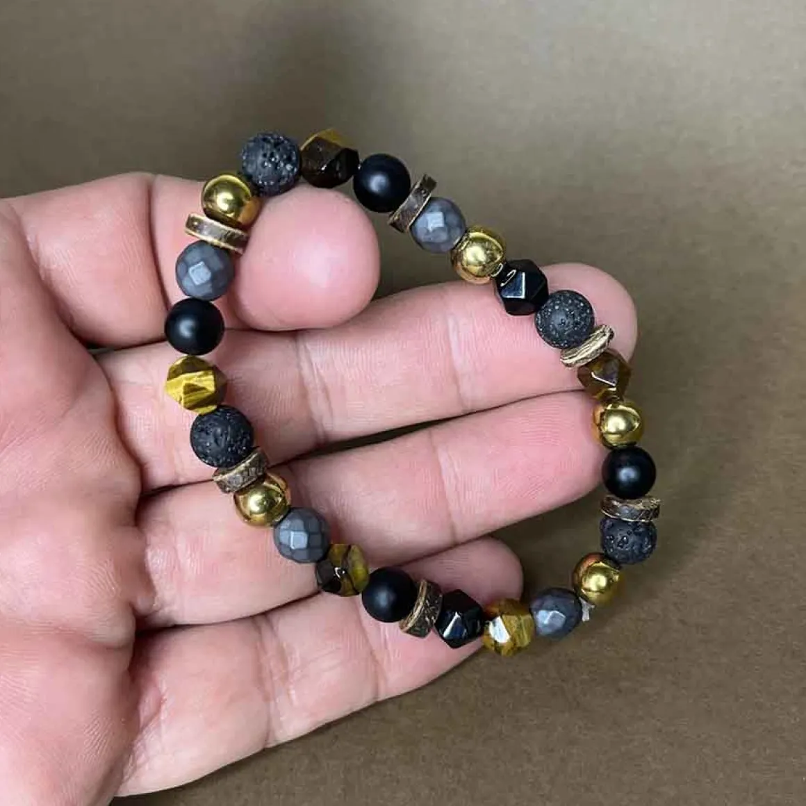 Fine and rough perlearmbånd med natur.