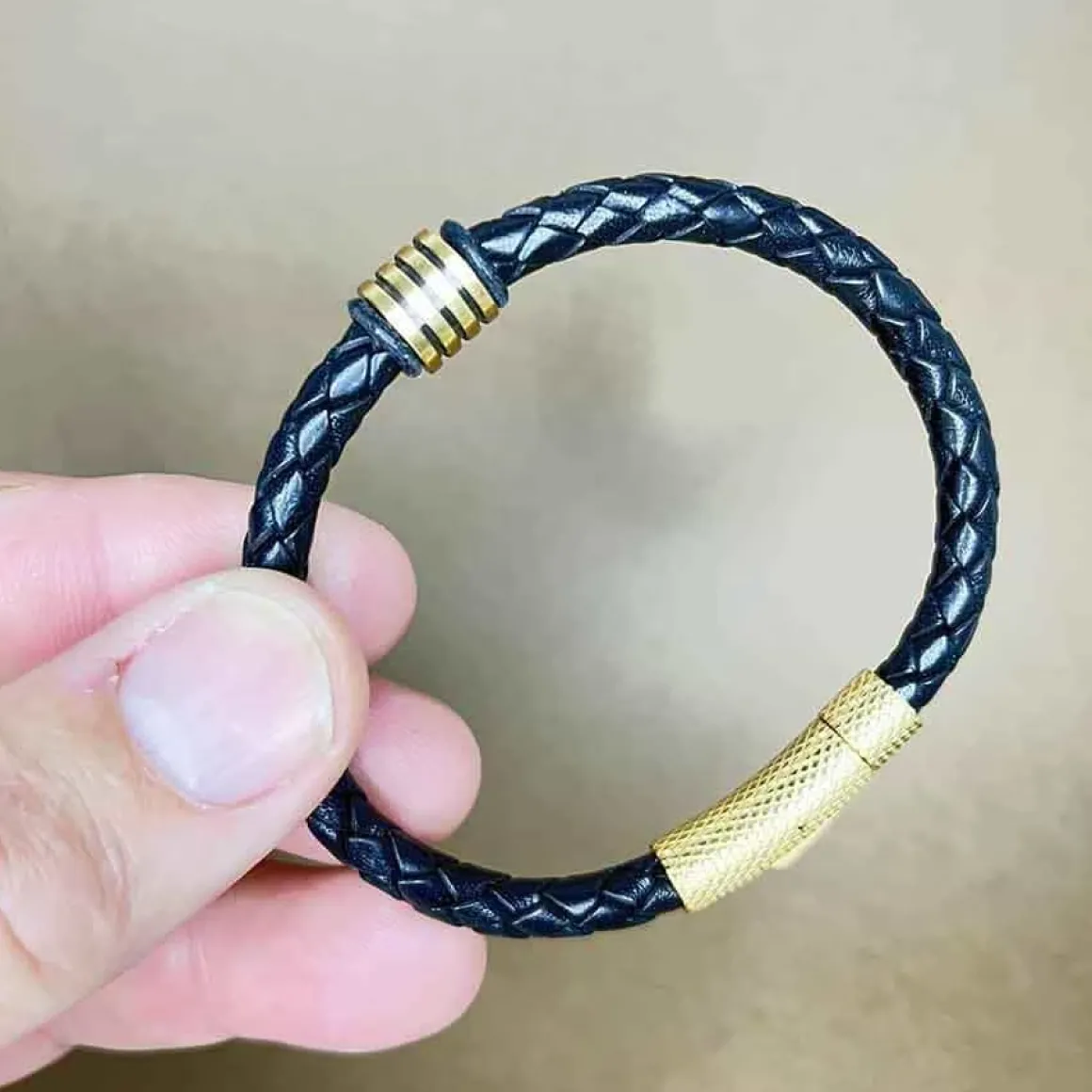 Gennie armbånd i læder og forgyldt.