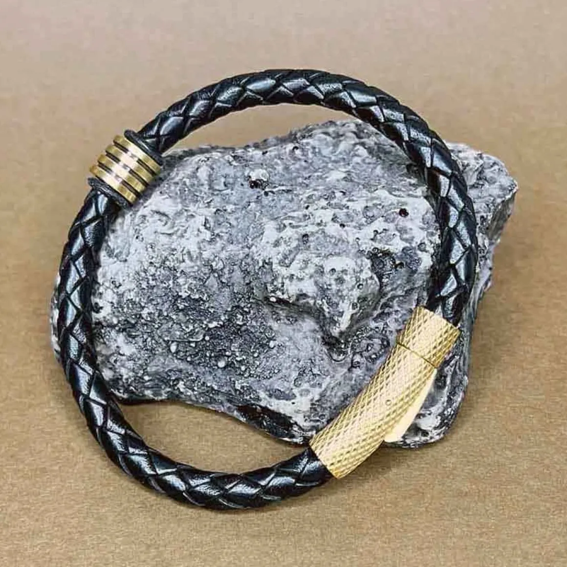 Gennie armbånd i læder og forgyldt.