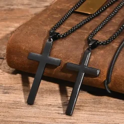 Gloss korssmykke i blackcoat stål.