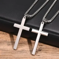 Gloss korssmykke i blank stål.