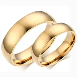 Glossy forgyldt ring i ædelstål.