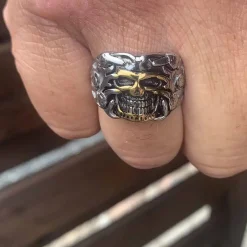 Golden smile skullring i stål.