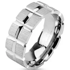 Herrering i mat stål, i råt look.