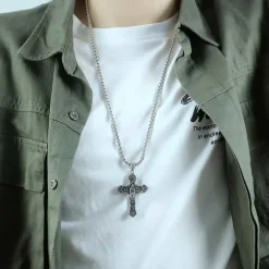 Kors med jesus på kors halssmykke