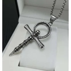 Kors skull halssmykke i stål.