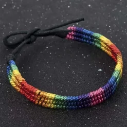 LGBT+ armbånd i friske farver.