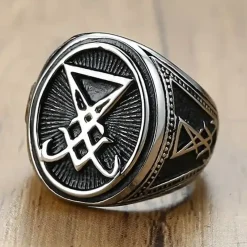 Lucifer ring i rustfri stål.