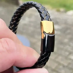 Major armbånd i imt. læder med gylden snor