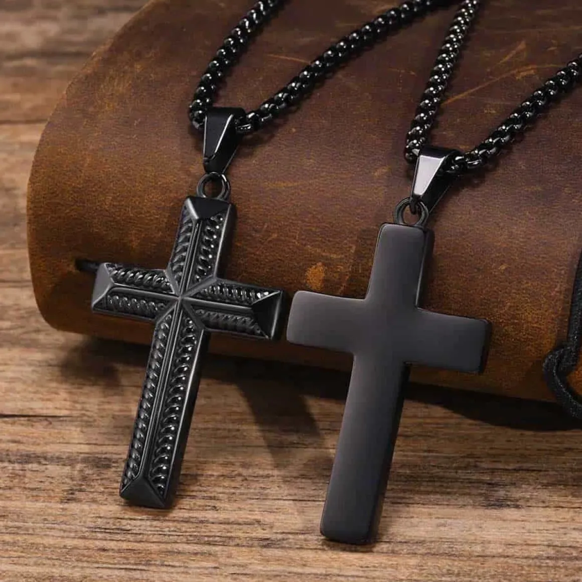 Merdic halssmykke kors sort