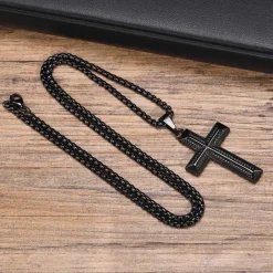 Merdic halssmykke kors sort