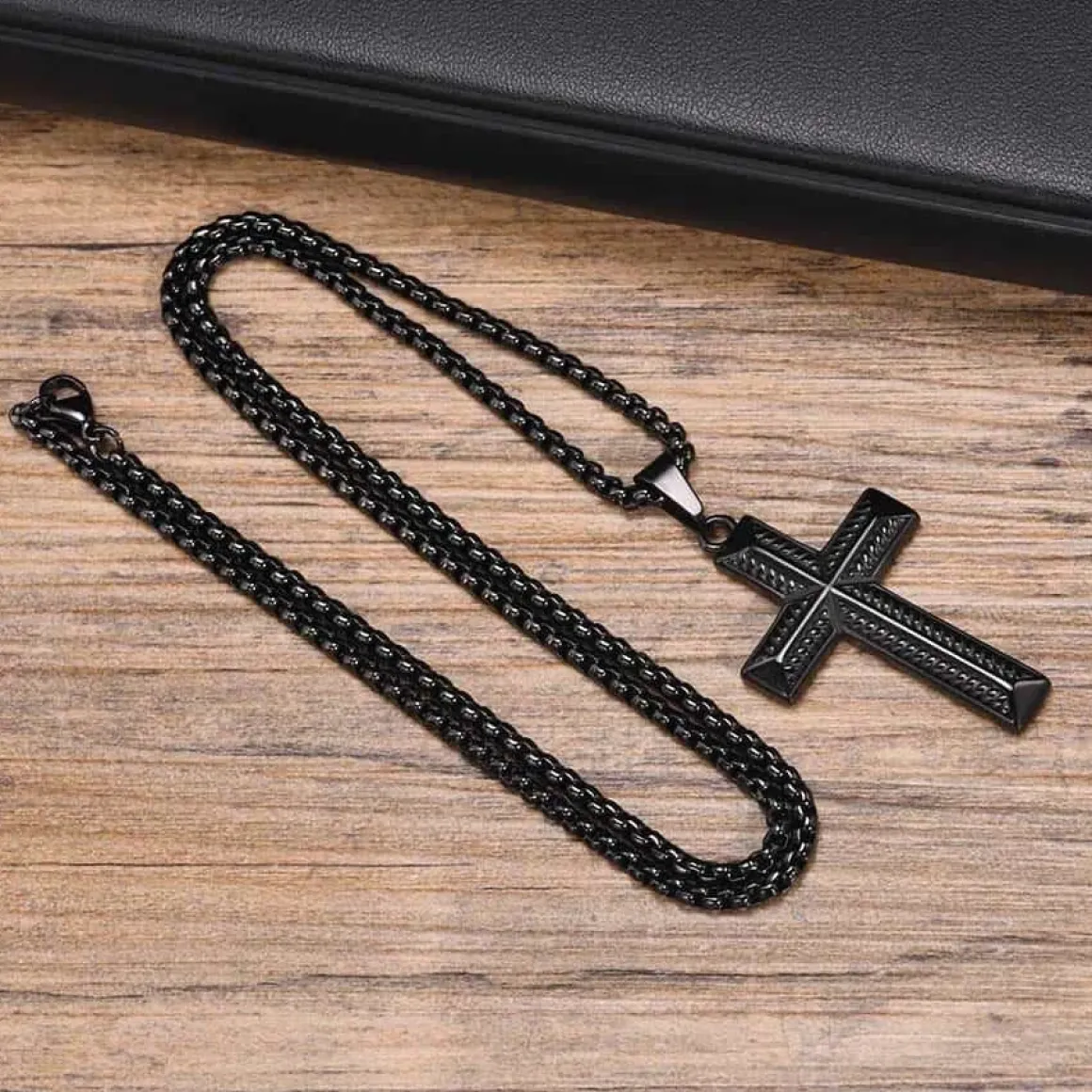 Merdic halssmykke kors sort