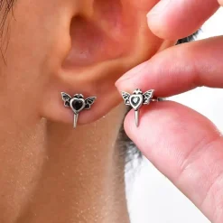 Mørk Wing Heart – Herre Ørestik i Rustfrit Stål