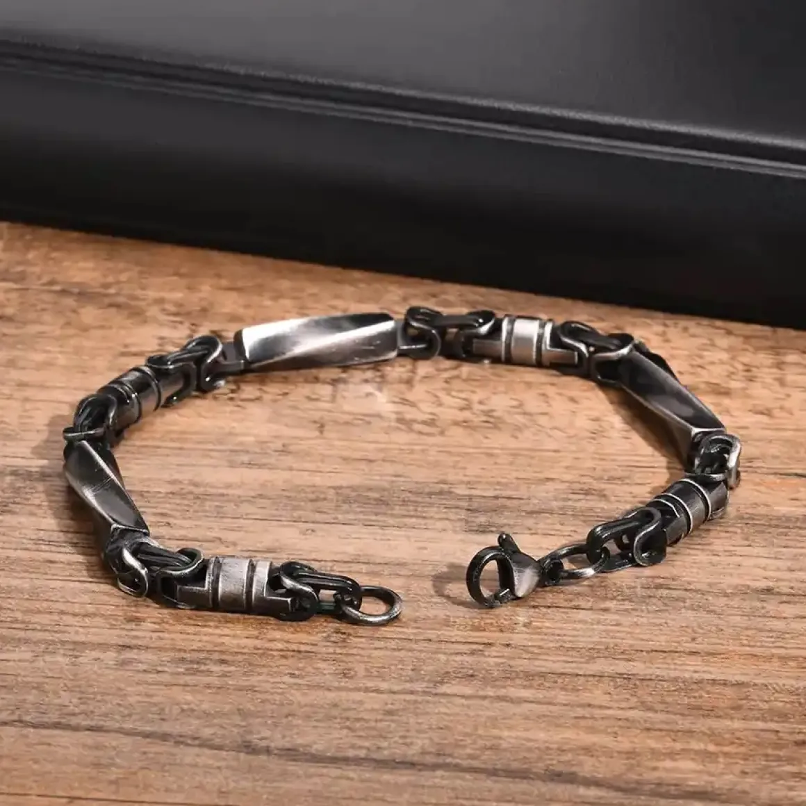 Mørkt rustfri stålarmbånd Adient