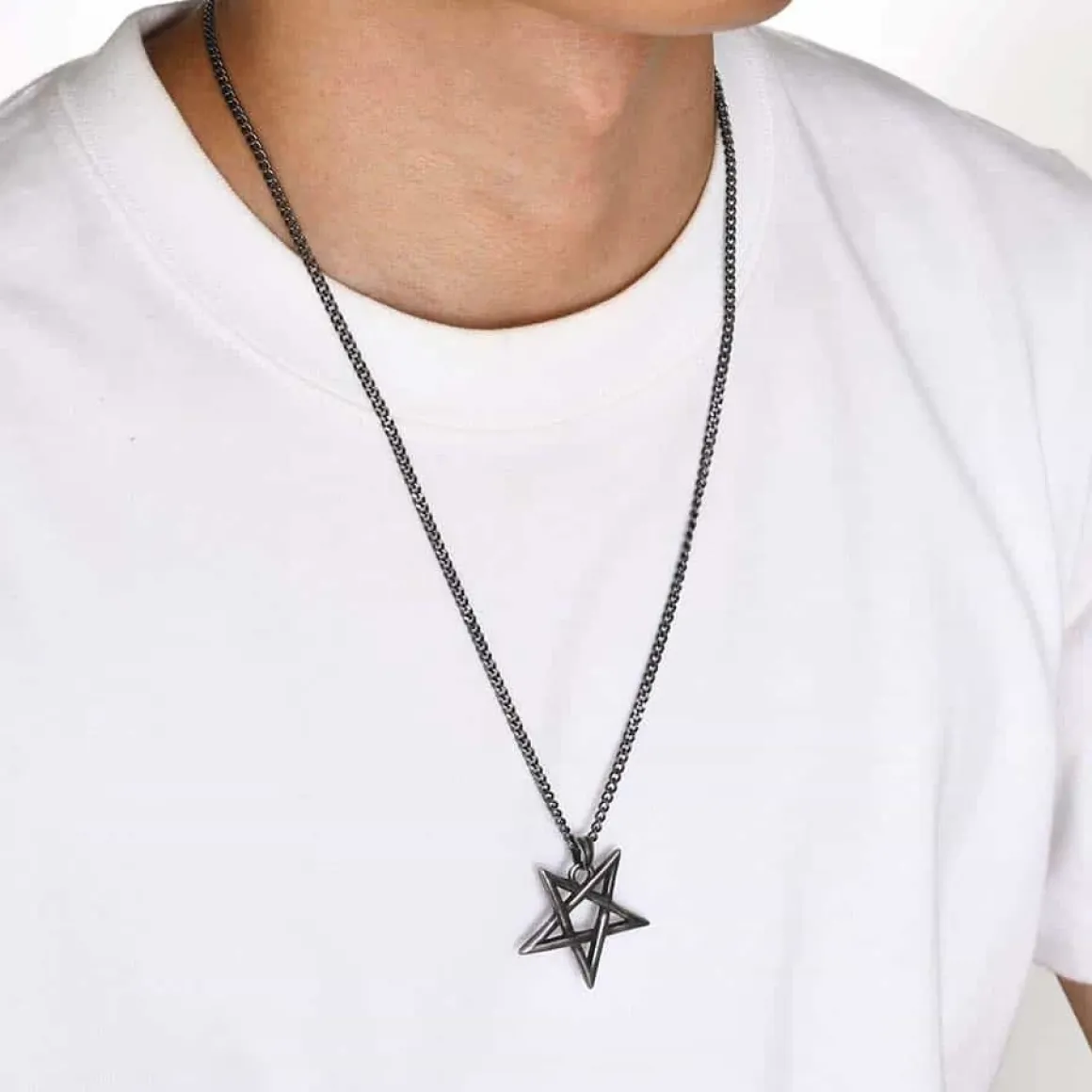 Okkult pentagram halssmykke i oxyderet stål.