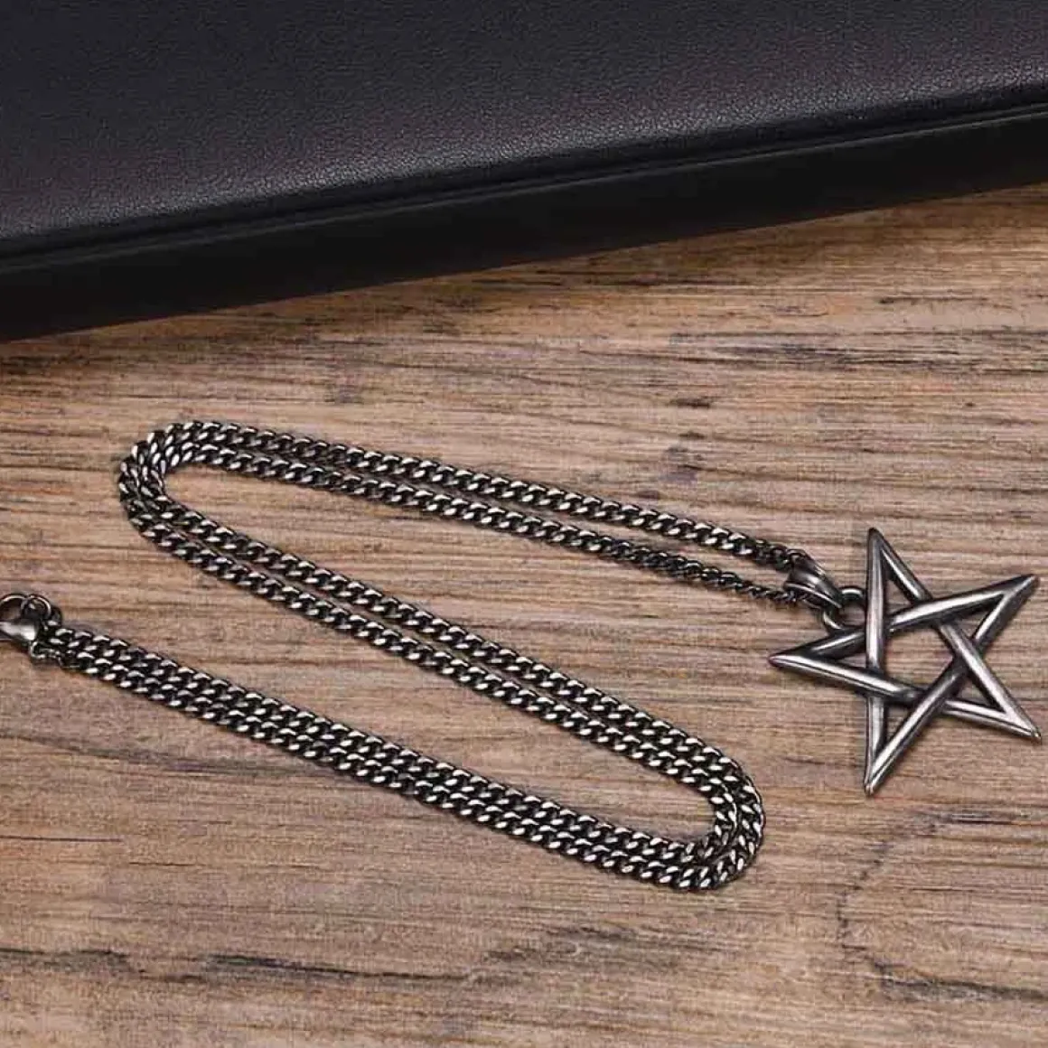 Okkult pentagram halssmykke i oxyderet stål.