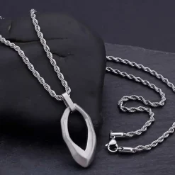 Orphus halssmykke i mat stål.