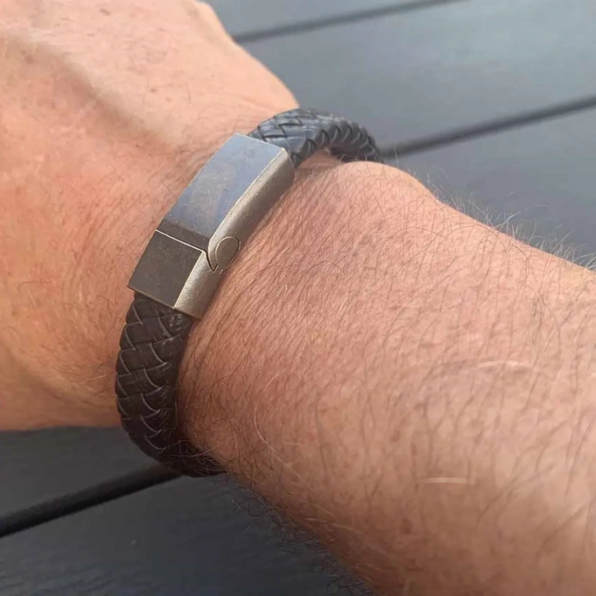 PX7 Netri sort læderflet og mørk stål lås