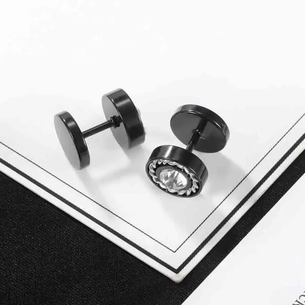 Ørestik med sten i sort stål