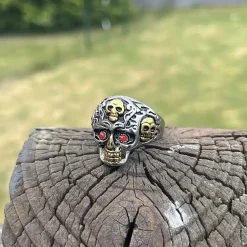 Skullring med rød sten.