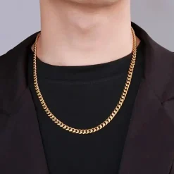 Solit halskæde i forgyldt rustfri stål.