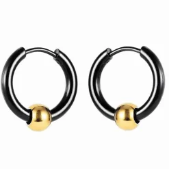 Sort ørering i stål med gylden kugle.