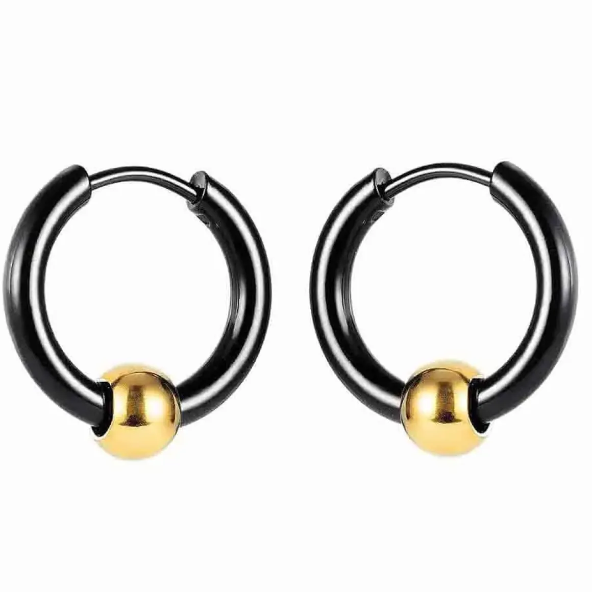 Sort ørering i stål med gylden kugle.