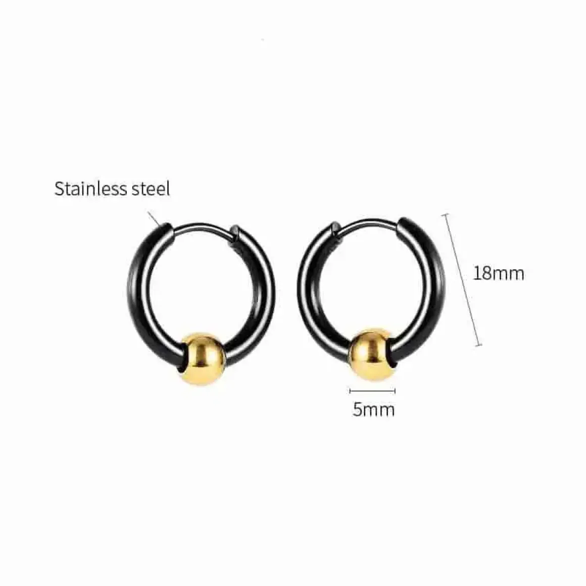 Sort ørering i stål med gylden kugle.