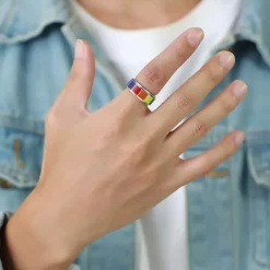 Spinning Pride ringen i regnbuefarver