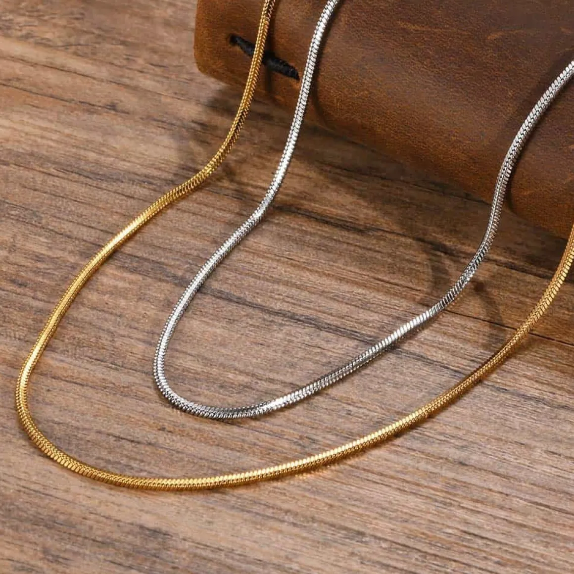 Square kæde i ædelstål / Forgyldt i flere længder.