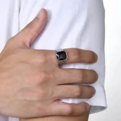 Stålring med sort sten.