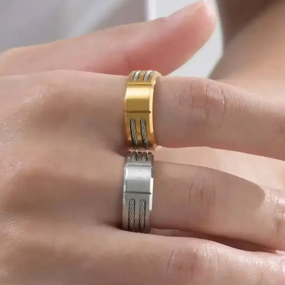 Stålwire designring i forgyldt rustfri stål.