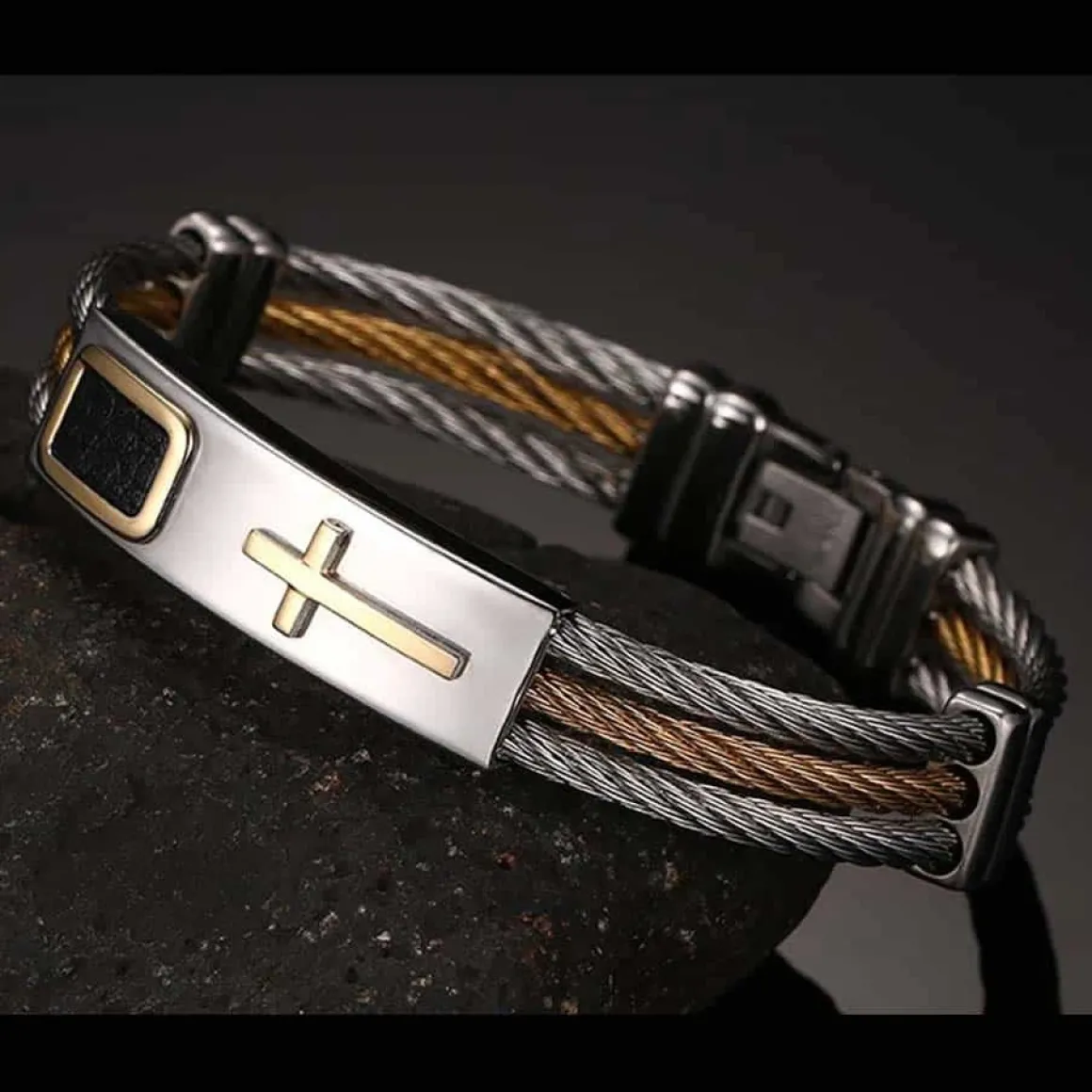 Wire/steel armbånd med kors.